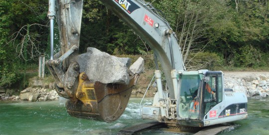 Construction d'une digue à Checeney - TP JCB Groupe Bonnefoy